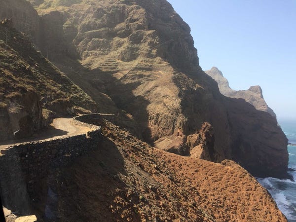 Photo de la petite route sur la falaise